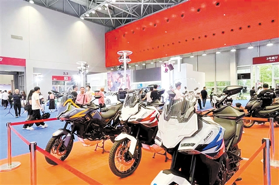 帥氣摩托車很吸睛。