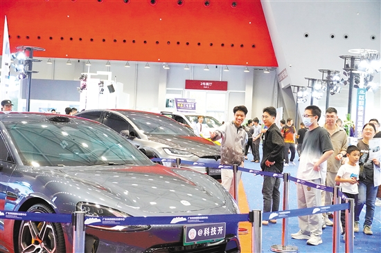 眾多新車現(xiàn)場亮相。