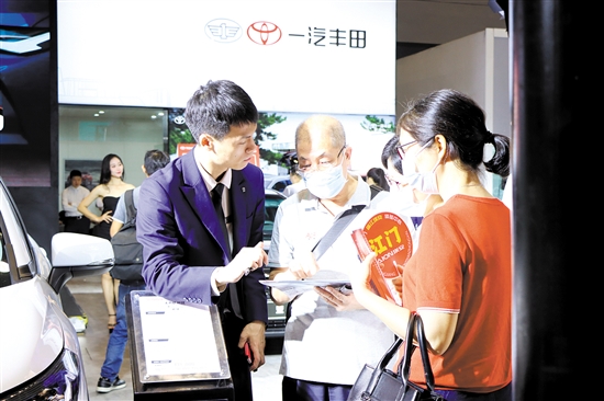 “五一”車展期間，購車客戶就非常關心補貼問題。