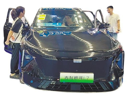 以舊換新政策的出臺(tái)，吸引不少消費(fèi)者前往4S店看車、買車。