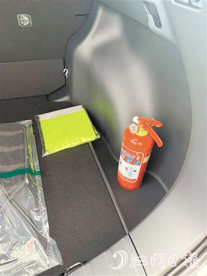 車內(nèi)要配備有效滅火器。