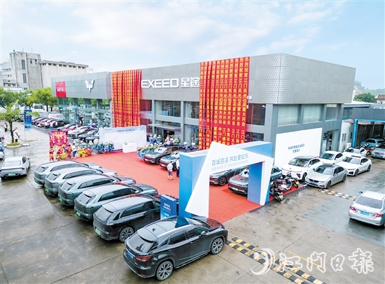 該中心集汽車銷售、售后維修、保養(yǎng)、二手車置換、店內(nèi)上牌于一體，方便消費(fèi)者看車買車。