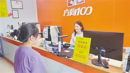 高考結(jié)束后，很多考生前往駕校報(bào)考駕照。