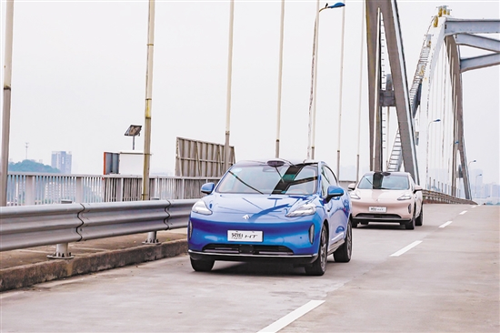 整個(gè)試駕過(guò)程，2024款昊鉑HT都沿著預(yù)設(shè)路線通過(guò)城市NDA智駕領(lǐng)航輔助自主駕駛。