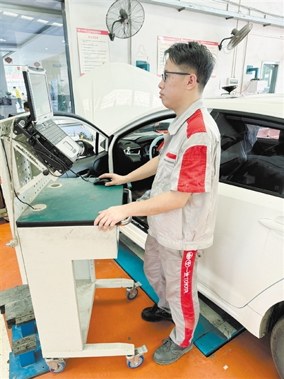 4S店工作人員在處理召回汽車事宜。