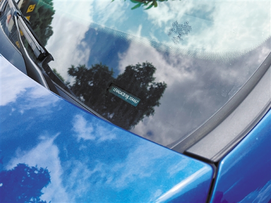 車架號(hào)可在汽車前擋風(fēng)玻璃左下角等地方找到。