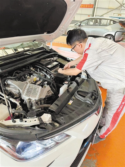 建議駕駛?cè)顺鲂星?，仔?xì)檢查車輛情況。