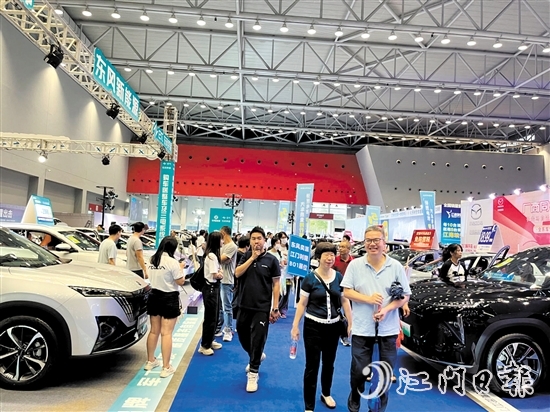 “五一”車展人氣旺，現(xiàn)場成交給力。
