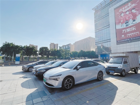 艷陽高照，汽車在戶外備受“烤”驗。