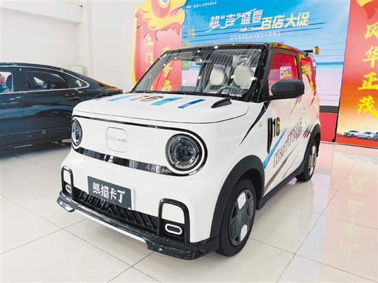 吉利熊貓卡丁采用了小方盒子造型，整體十分具有辨識度。