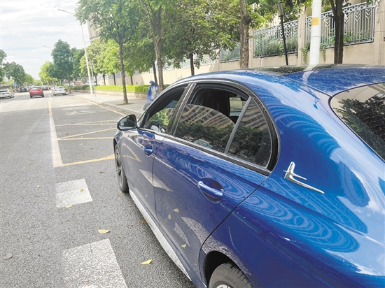 汽車經(jīng)過暴曬后，應(yīng)先把所有車窗打開。