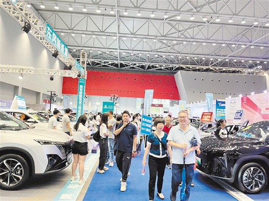 本報車展一直吸引眾多市民的目光。