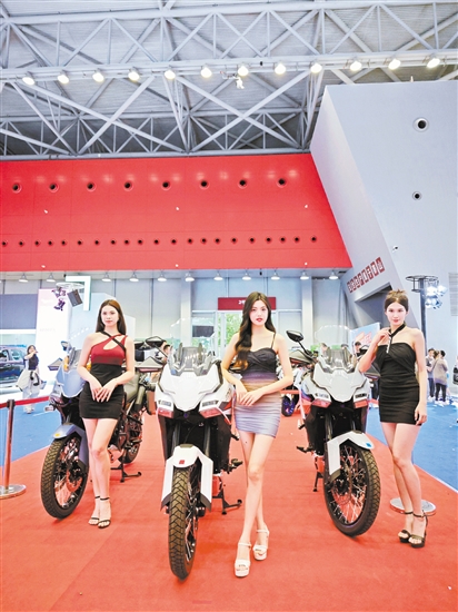 回顧本報往屆車展，不乏美女模特身影。