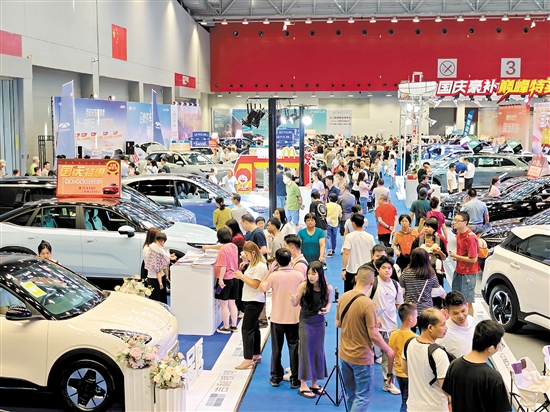 本報“十一”車展人氣旺。