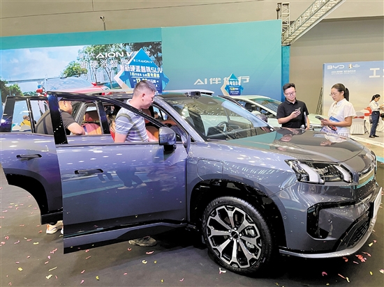 不少市民在車展現(xiàn)場物色“心水靚車”。