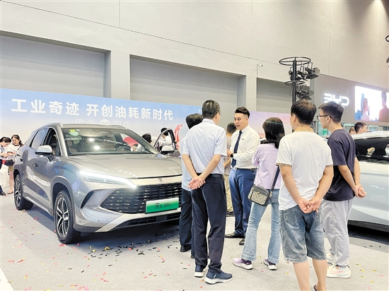 銷售人員向市民講解車型亮點。