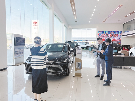江門不少汽車經(jīng)銷商積極開展降價促銷活動，吸引消費者購車。