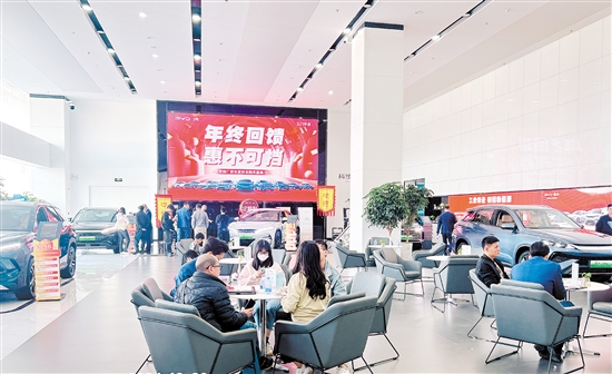 進(jìn)入12月以來，不少汽車經(jīng)銷商陸續(xù)迎來買車過年的客戶。