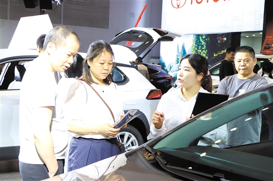 本報舉辦的大型車展吸引了許多消費者。