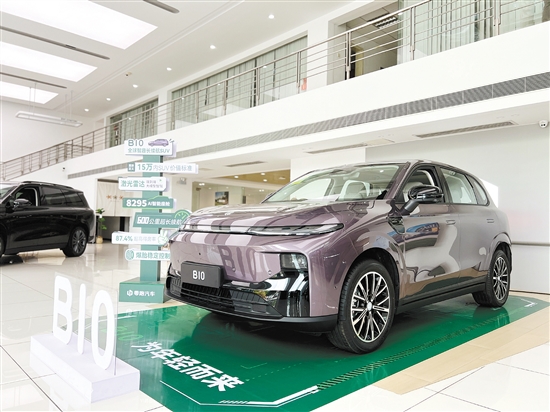 零跑B10外觀時(shí)尚運(yùn)動(dòng)。