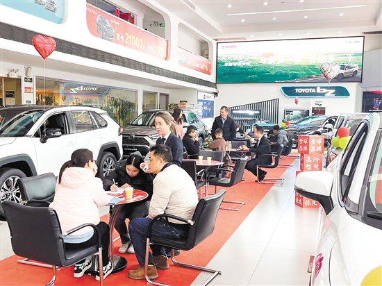 置換更新補(bǔ)貼激發(fā)不少消費(fèi)者的購(gòu)車意愿。