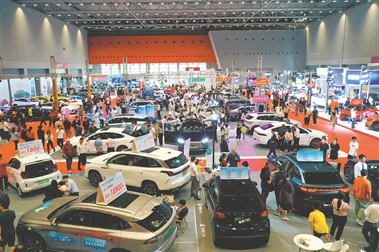 本報歷屆車展吸引許多市民看車、買車。