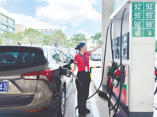 選擇95號(hào)汽油還是92號(hào)汽油，油箱蓋上的建議標(biāo)號(hào)就是答案。