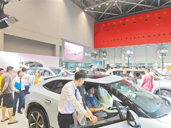 市民體驗(yàn)車展的新款車型。