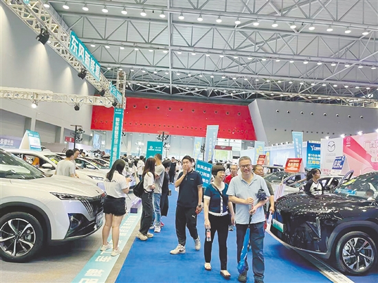 往屆車展現(xiàn)場(chǎng)都十分熱鬧。