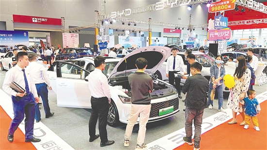 本報(bào)往屆車展設(shè)置的新能源汽車展區(qū)受消費(fèi)者歡迎。