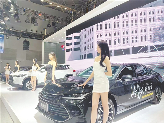 車展自然少不了靚麗車模。