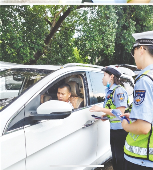 江門交警在農村開展針對性交通安全宣傳活動。