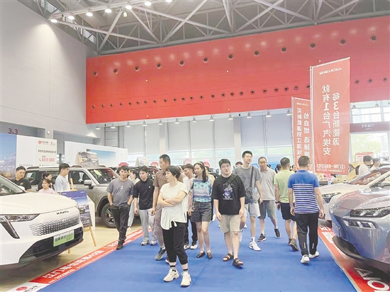 本報舉辦的大型車展歷來吸引許多市民的目光。