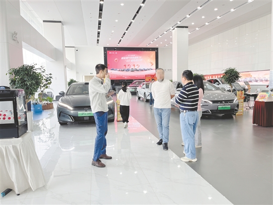 消費(fèi)者討論如何選購新能源汽車。